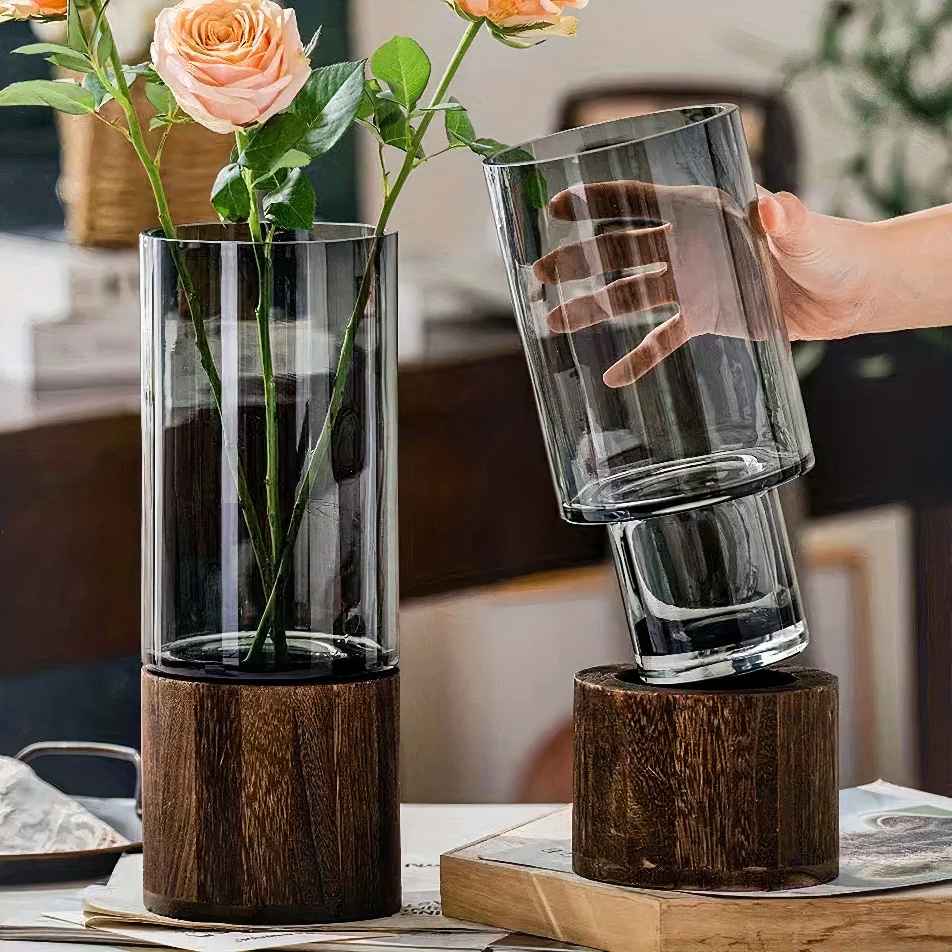 Nordic Smokey Grey glazen vaas met houten standaard