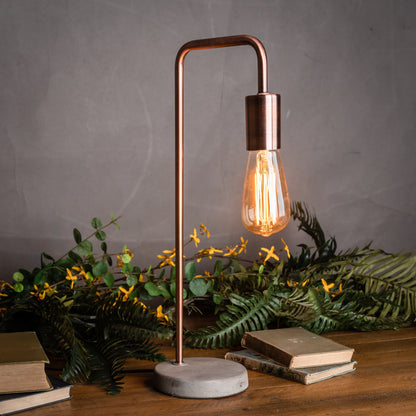 Lampada industriale moderna in rame con base in pietra