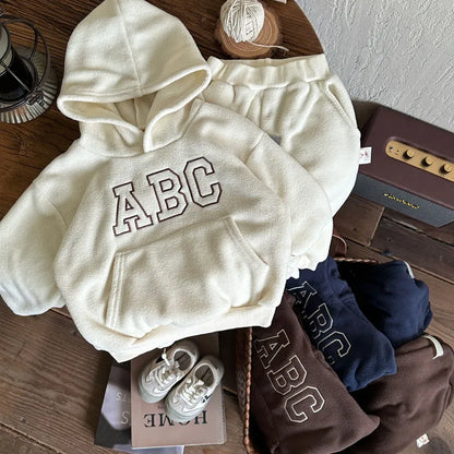 Sudadera con capucha y forro de piel para niños con el alfabeto